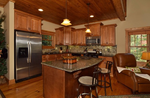 Apple Ridge Cabin | 🍁Spacious Pvt 3-Level 2-Deck Lodge🍁2Grt Rm/3K/2T/3Bunk🍁Fireplace🍁Foosball🍁
