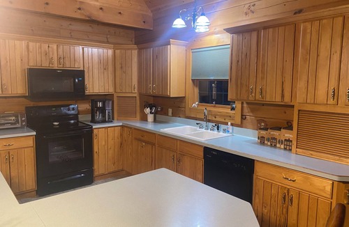 Johnson Creek House | Spacious Rustic Log Home Retreat Near Madison & Milwaukee