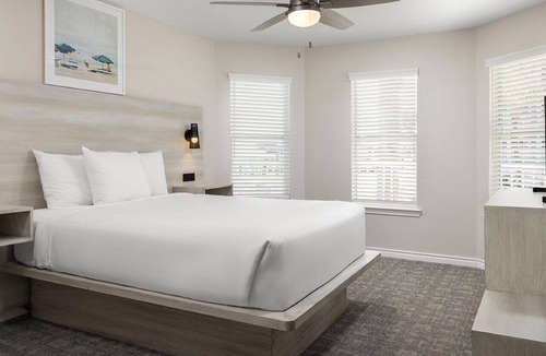 Galveston Hotel | Spacious Seaside Escape! Kitchen, Dining & Sports Courts | Near Galveston Beach