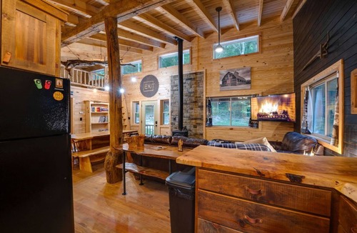 Irvine Cabin | Spacious Secluded Cabin on 100 Acres Near Red River Gorge