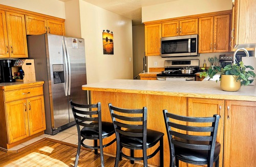 Canyon Rim House | Spacious Ski Base 3BR/3BA: 30m to Ski Resorts: Pets Welcome