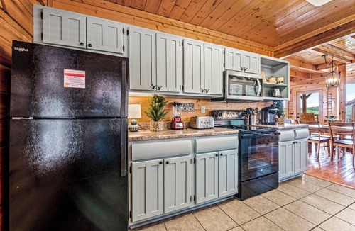 Sevierville Cabin | Spectacular Mountain Views - Family and Pet Friendly! Hot Tub + Game Room
