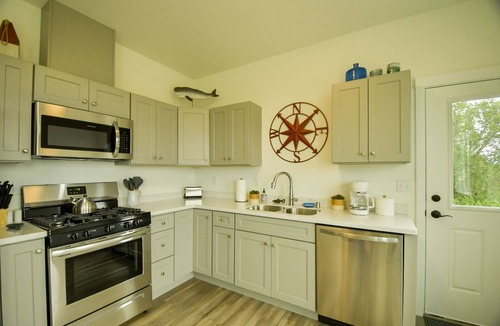 Kachemak House | Spit and Mountain Views! July 28/29, Single August Days Open!