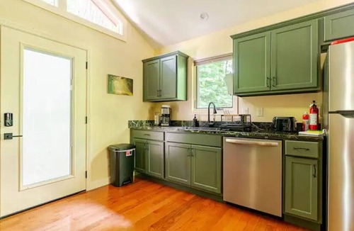 Marshall Cabin | Spring in Mtns Crows Nest Treehouse Near Asheville Pet Friendly