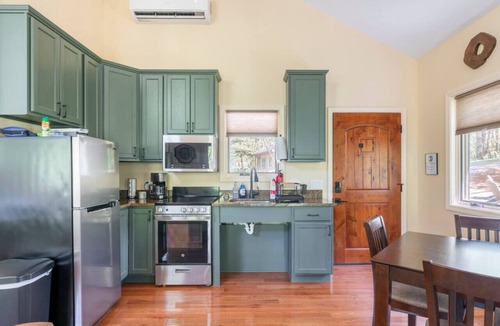 Marshall Cabin | Spring in Mtns Maple Treehouse Near Asheville - Pet Friendly