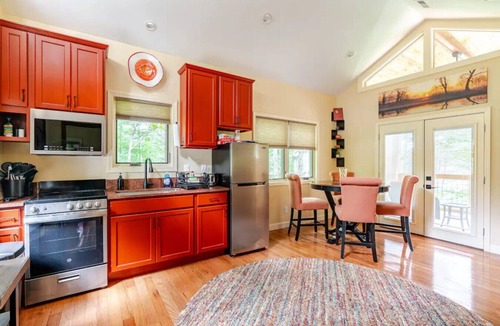 Marshall Cabin | Spring in Mtns Poplar Treehouse Near Asheville - Pet Friendly