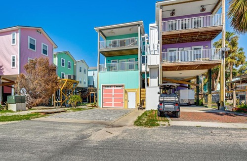 Cedar Key House | Steps to Beach: Home w/Sunset Views in Cedar Key!