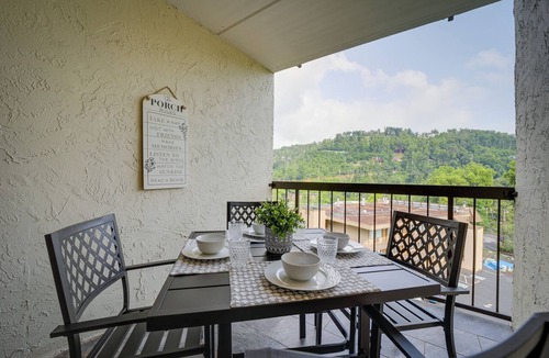 Gatlinburg Apartment | Steps to Eats & Shops! Stylish Gatlinburg Condo