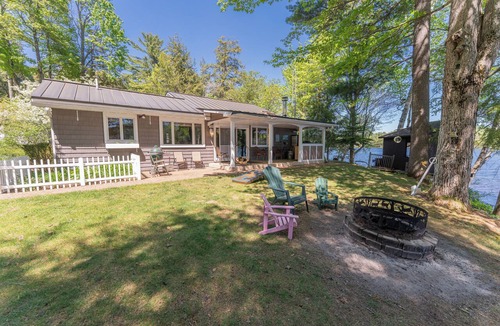 Wetmore House | Straits Chilling: Sleeps 6*Pet Included*Hot Tub*Kayaks*Paddle Boat!