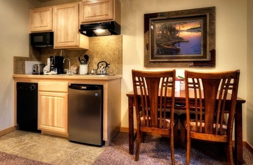 Four O'Clock Cabin | STUDIO RESIDENCE WITH KITCHENETTE SKI-IN/SKI-OUT 600 FEET FROM CHAIRLIFT