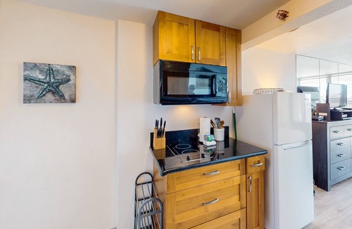 Waikiki Apartment | Studio with views of Diamond Head, private lanai, pool & hot tub