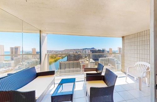 Waikiki Apartment | Studio with views of Diamond Head, private lanai, pool & hot tub