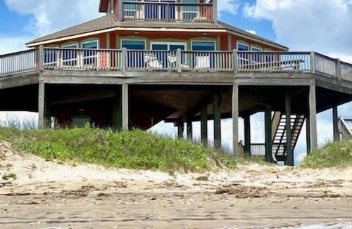 Gilchrist House | Stunning Beachfront 3 Bedroom Home, CoralMoonBeach