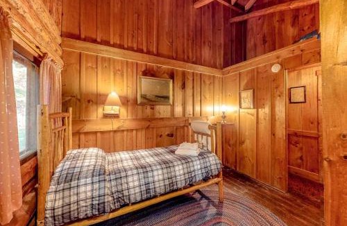 Boothbay Harbor House | Stunning log cabin with fireplace & nature views - near shopping & dining