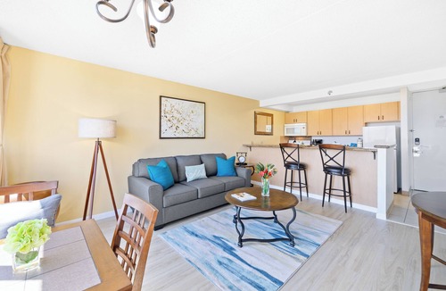 Waikiki Condo | Stunning Mountain View Condo, Near Beach + Parking