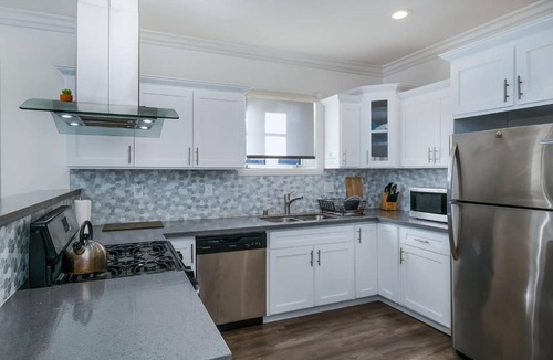 Mid City House | Stylish 4 BR house near Korea Town (Central LA)
