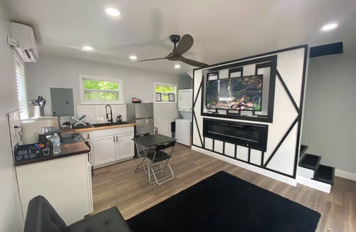 Gresham Park House | Stylish Cozy Guesthouse Hot Tub Private Entry Near Downtown & Airport