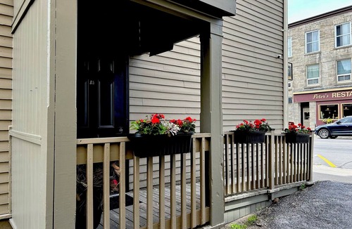 Perth Apartment | Stylish Heritage Downtown Gem near Stewart Park and Tay Basin