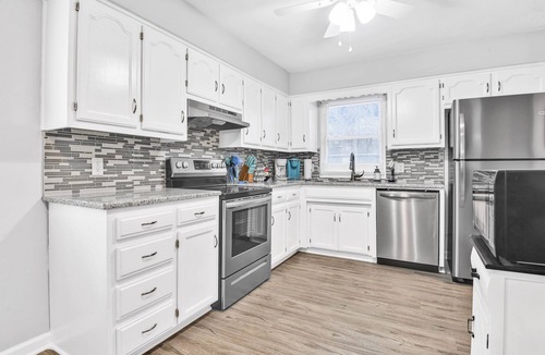 Mission House | ♦Stylish Home♦Corner Lot♦Full Kitchen♦Backyard♦10min→DT♦Google Fiber♦