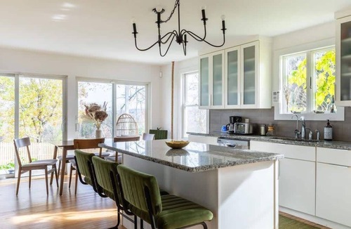 Athens House | Sunflower Farmhouse - Stylish, Sauna & Sleeps 12!