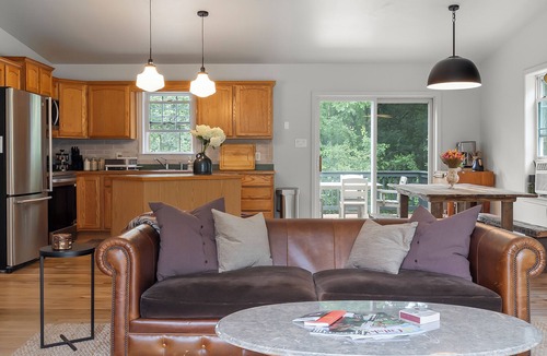 Hudson House | Sunny & relaxing pondside oasis min from heart of Hudson & Catskill