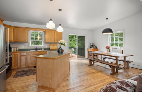 Hudson House | Sunny & relaxing pondside oasis min from heart of Hudson & Catskill