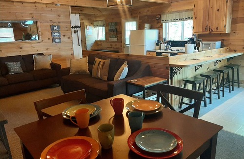 East Corinth Cabin | Sunrise Views Cabin with AC, Game Room & Bar