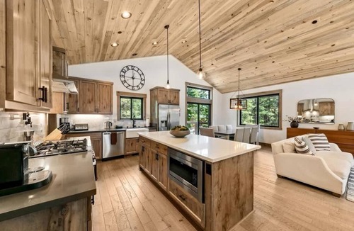 North Upper Truckee Cabin | Tahoe Forest Lodge: A/C, Hot Tub, Pool Table