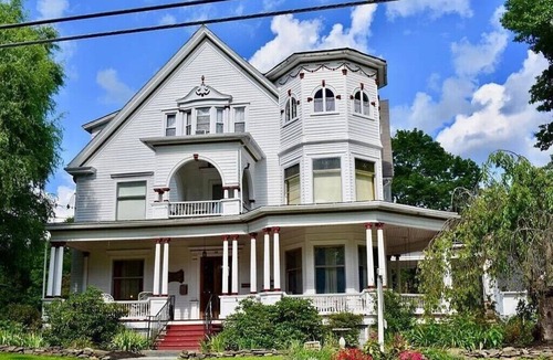 Towanda Bed & Breakfast | The Carl at Victorian Charm Inn