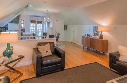 Lincoln Park Apartment | The Carriage House Loft