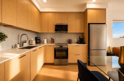 Downtown Bed & Breakfast | The Clocktower Retreat - Designer 2BR/2BA I SM I Pool & Parking