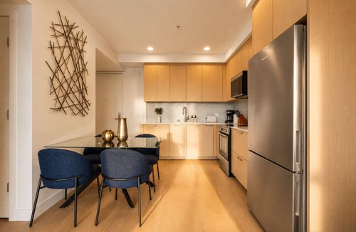 Downtown Bed & Breakfast | The Clocktower Retreat - Designer 2BR/2BA I SM I Pool & Parking