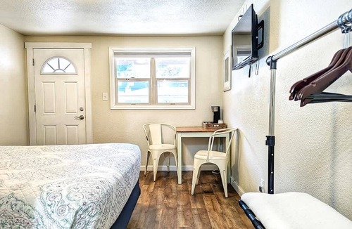 Manitou Springs Historic District Hotel | The Fountain Creek Inn | Farmhouse Queen | #103