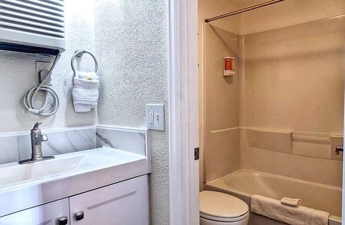 Manitou Springs Historic District Hotel | The Fountain Creek Inn | Garden Queen | #105