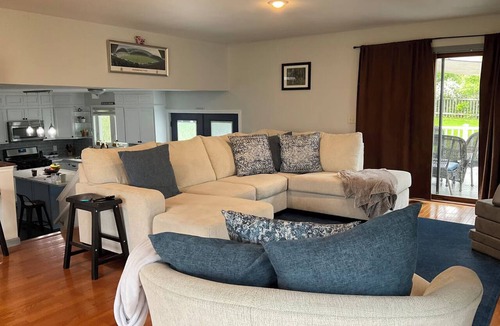 South Hill House | The "Gorges" Getaway