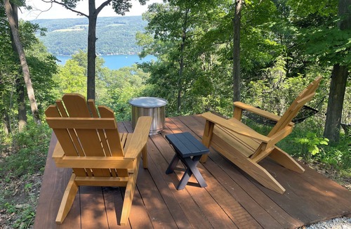 Hammondsport Cabin | THE GRAPE ESCAPE - PET FRIENDLY! - OFF GRID - ROMANTIC LAKE VIEW - ON WINE TRAIL