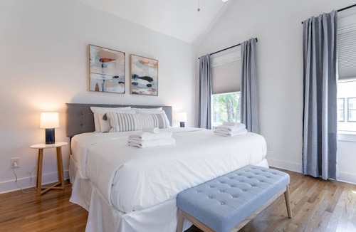 Salemtown House | The Ingrid - Striking Modern Home Near Great Restaurants