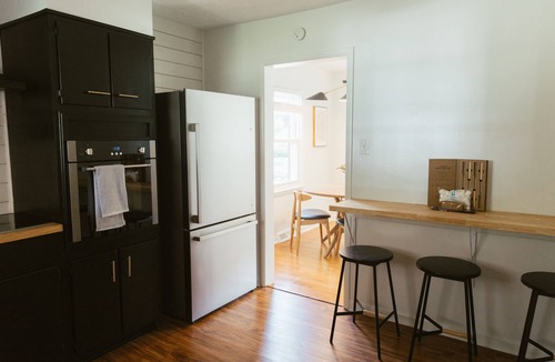 Lexington House | "The Meridian" Modern Stay near Downtown/Airport with Hot Tub