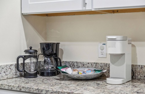 Fair Oaks House | The Modern Recharging Station with a Tesla Charger, 5 miles to Truist Park.