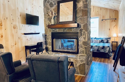 Freeport House | The Outlet Studio, Rustic Comfort w Fireplace