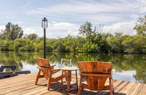 River Isles House | The Pearl - Pool w Screen on Canal - Boat Rental