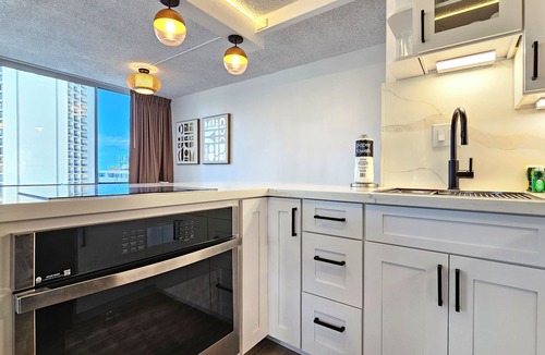 Honolulu Apartment | The Pineapple Place, A gorgeous 9th floor Waikiki Apartment + Pool & Spa