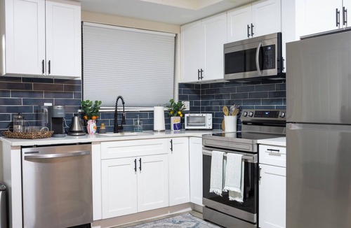 Dickinson Narrows Apartment | The South Philly Nest - 2 bed & 1 bath APT near stadiums & Center City