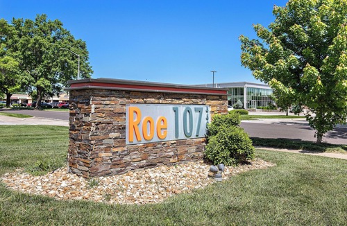 Overland Park Apartment | The Suite Spot King Bed No Stairs Covered Parking