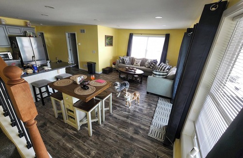 Hammondsport House | The Tipsy Fish-Dog-friendly, Hot Tub, direct lakefront on Beautiful Waneta Lake!