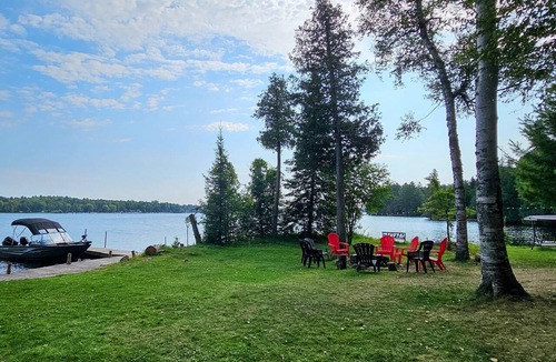 Lanark Highlands Cottage | The Wolf Den on White Lake!