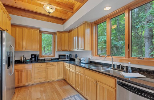 Townsend Cabin | This Amazing home has much to offer ,spacious rooms & and a hot-tub for relaxing