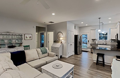 Arundel Cottage | This sunny cottage close to beaches is perfect for your vacation.