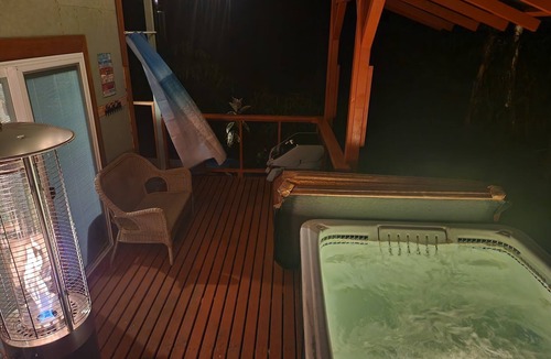 Fern Forest Cabin | tiny home 6 w/private hot tub surrounded by nature near Volcano National Park