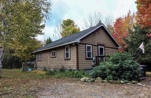 Old Town House | Tiny Home, Big Character. Close to Town, Lake, and Trails! Pet-Friendly!